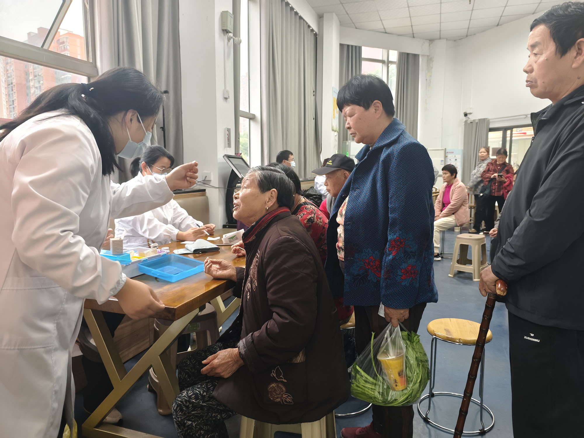 健康护航 情暖夕阳——景源里社区开展免费义诊活动-图片1